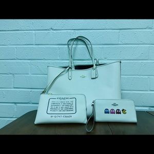 Coach Reversible Tote Black/Chalk and cosmetic bag